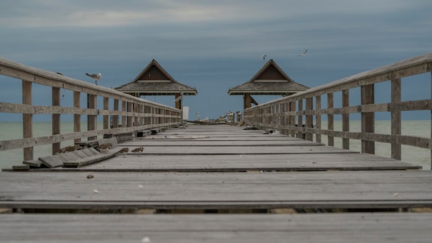 Un muelle con un letrero que dice 'el club de playa'