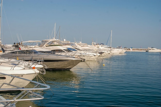 Un muelle lleno de yates y botes caros en Puerto Banus, España