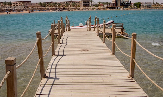 Un muelle de madera al mar claro