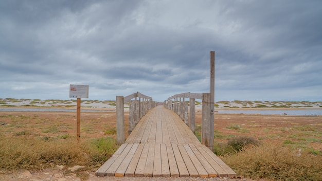 Muelle de madera en un ambiente frío.