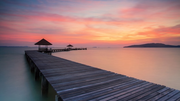 Muelle de madera entre el atardecer en Phuket.