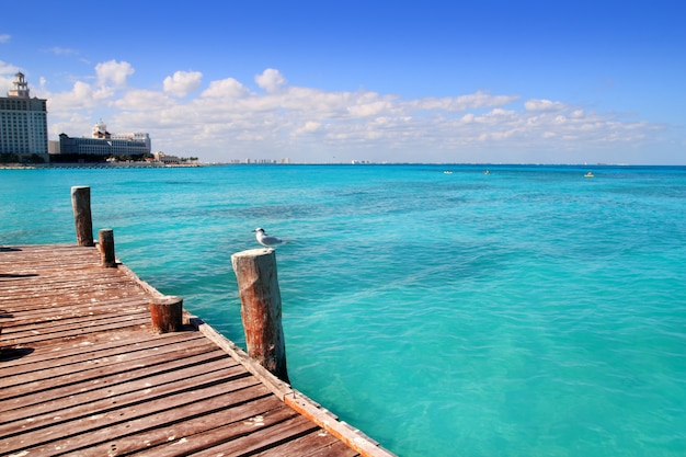 Muelle de madera de Cancún tropical mar del caribe