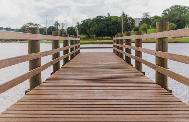 Muelle de madera frente a un lago en un parque público