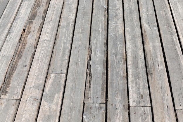 Un muelle de madera junto al lago.