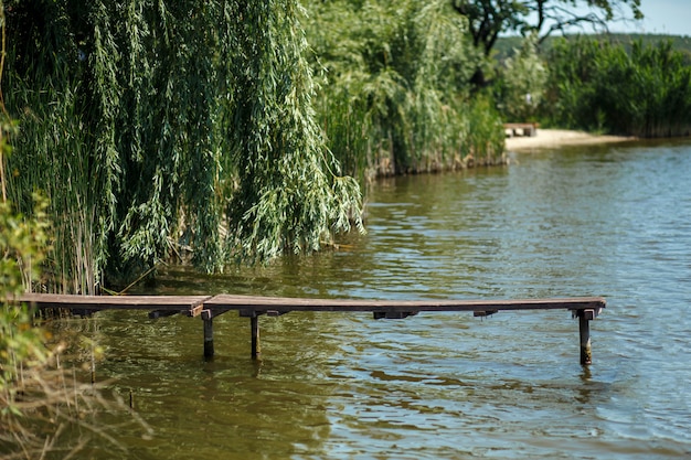 muelle de madera en el lago en la aldea