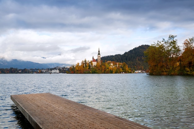 Muelle de madera en el lago alpino Bled Otoño en Eslovenia Europa