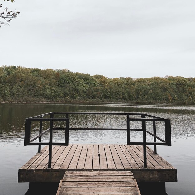 Foto muelle de madera en el lago contra el cielo