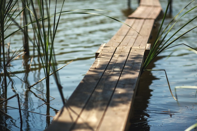 Muelle de madera en el lago en el pueblo.