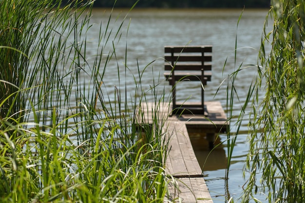 Muelle de madera en el lago en el pueblo.