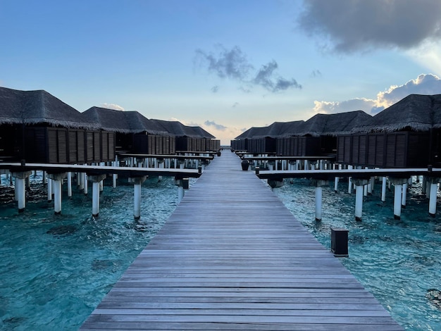 Un muelle de madera en un lujoso complejo en el atolón Baa Maldivas