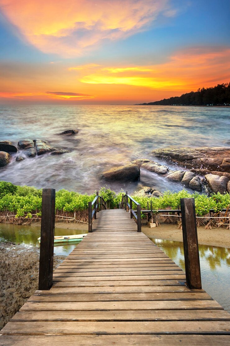 Foto muelle de madera en el mar contra el cielo durante la puesta de sol