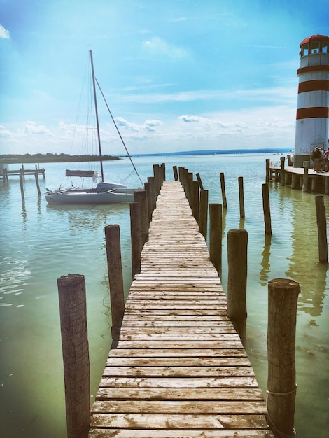 Foto muelle de madera en el mar contra el cielo