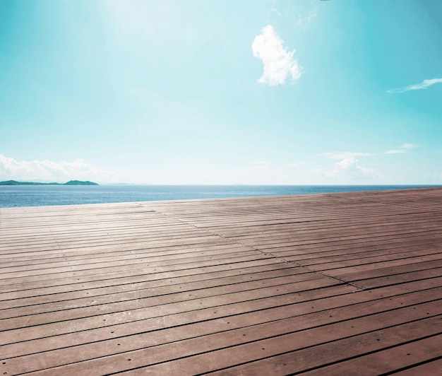 Un muelle de madera con una montaña al fondo