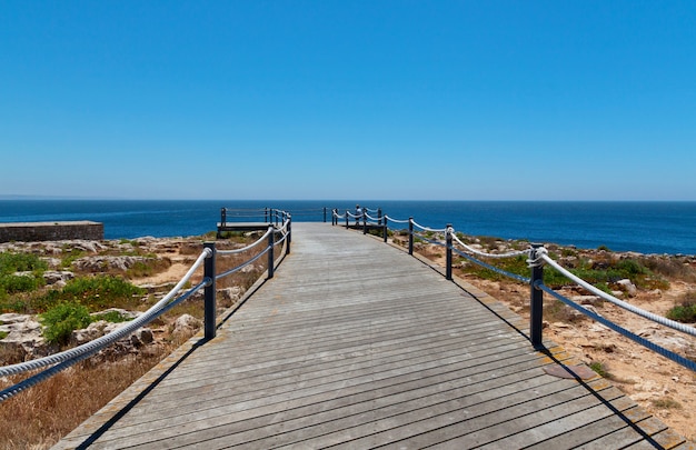 Muelle de madera en el océano con cielo azul