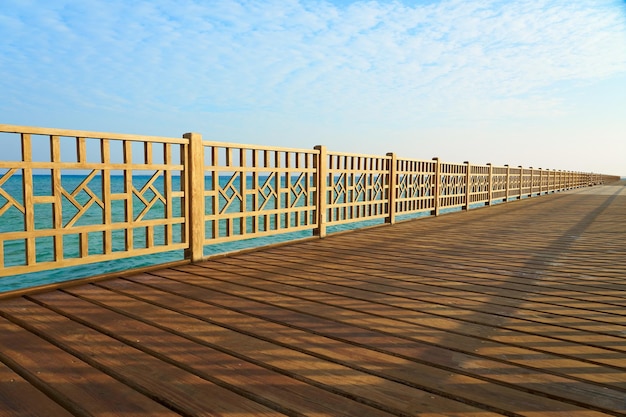 Un muelle de madera a orillas del Mar Rojo con un horizonte al fondo