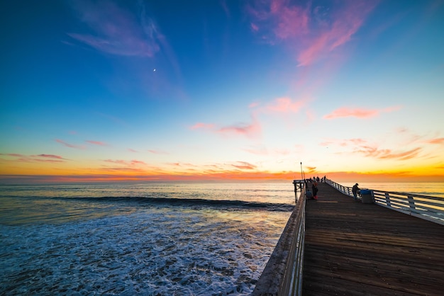 Muelle de madera en Pacific Beach al atardecer