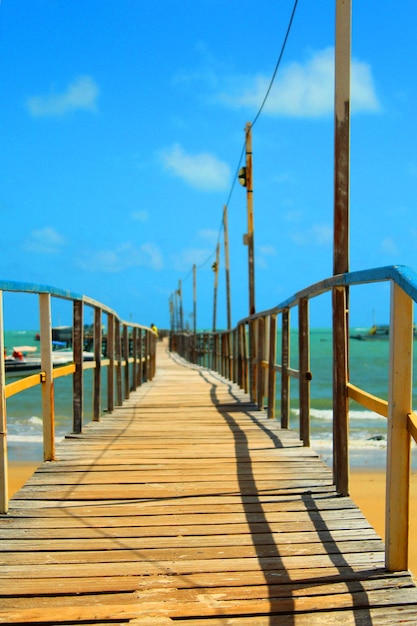 muelle de madera en la playa