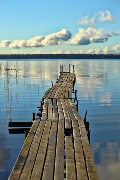 Muelle de madera sobre el lago contra el cielo