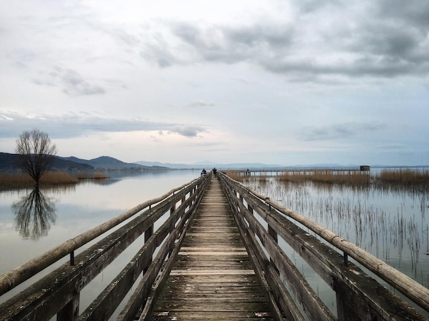 Muelle de madera sobre el lago