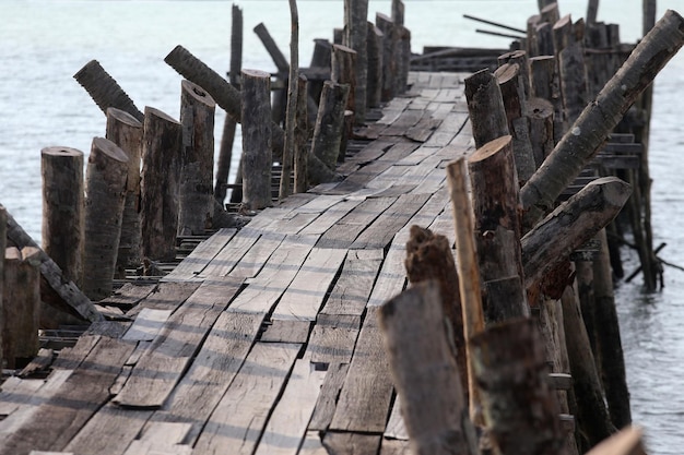 Foto muelle de madera sobre el mar