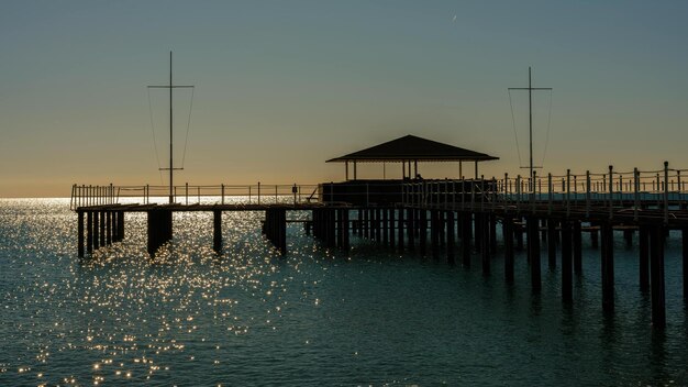 Un muelle de madera con techo en el río