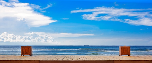 Muelle de madera vacío y espacio de escritorio de playa y fondo de cielo para montaje de exhibición de productos