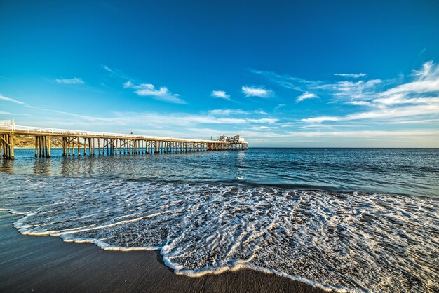 Foto muelle de malibú al atardecer