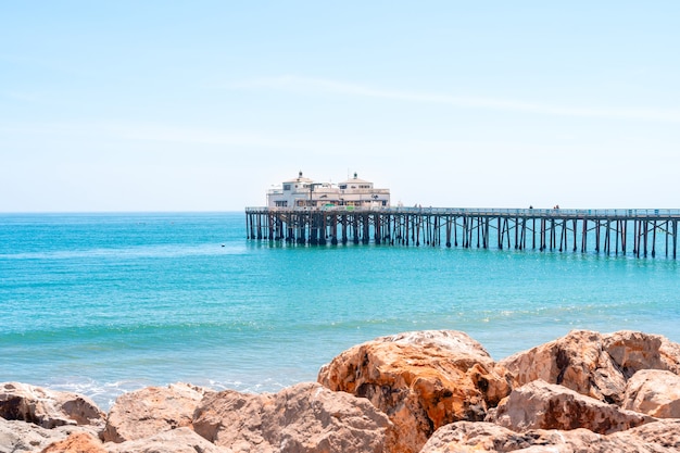 Muelle de Malibu Beach, California, vista de postal, cielo azul y hermosas olas del mar