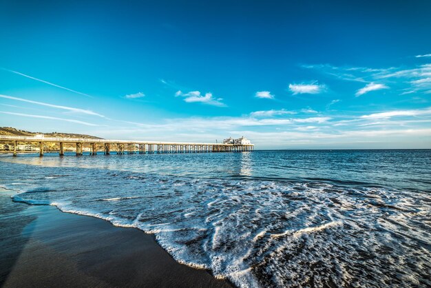 El muelle de Malibu en un día despejado California