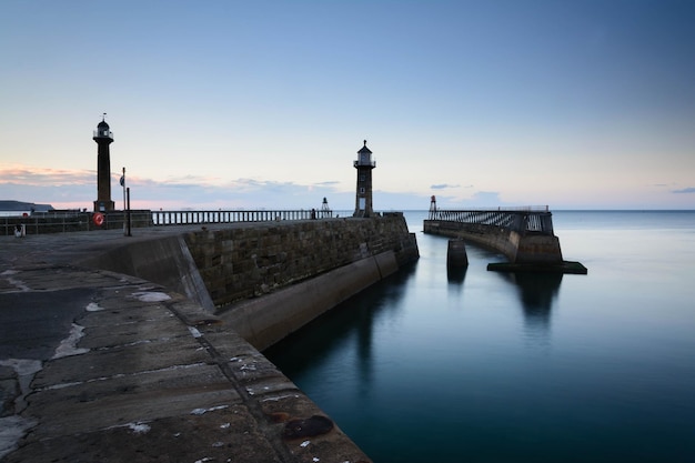 Muelle en el mar al atardecer