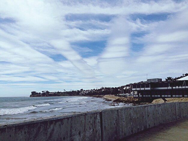 Muelle en el mar contra el cielo nublado