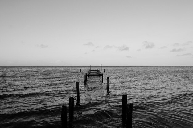 Foto muelle en el mar contra el cielo