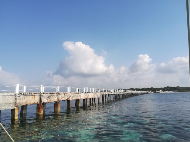 Foto muelle en el mar contra el cielo