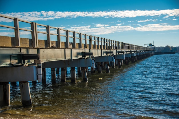 Muelle en el mar contra el cielo