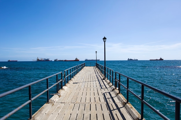 Muelle en el mar Mediterráneo en Limassol