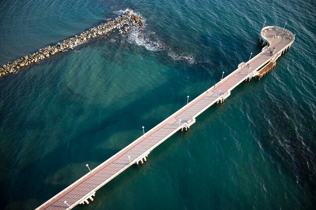 Foto muelle de marina di massa italia