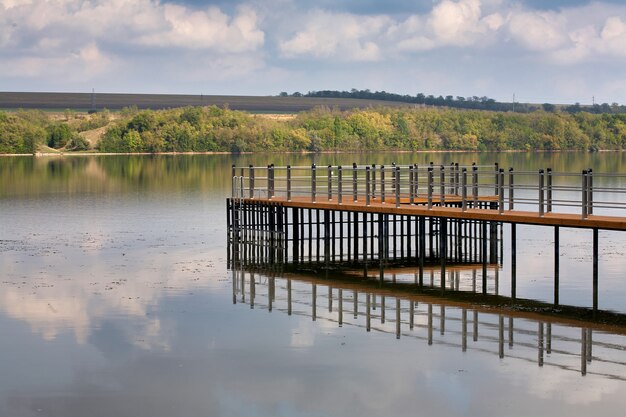 Muelle moderno en el río