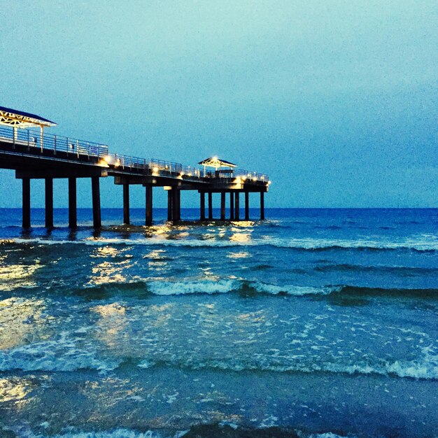 Foto el muelle por la noche