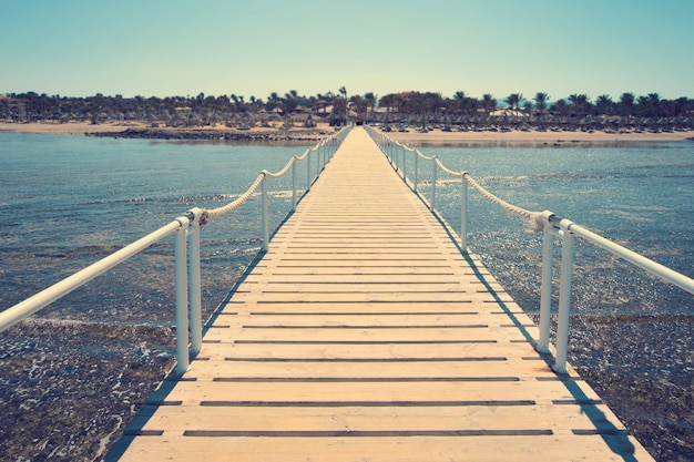 Muelle a orillas del mar