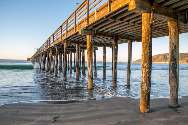 Muelle en la playa contra el cielo