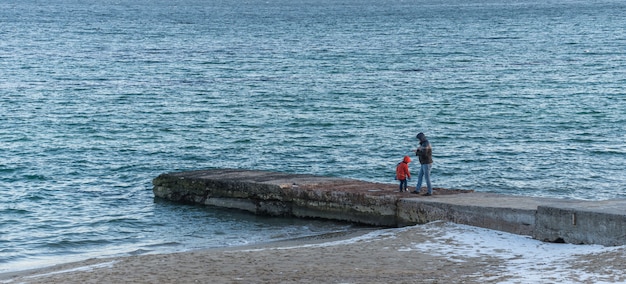 Muelle en la playa en día de invierno