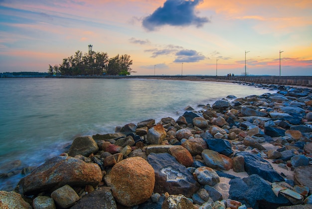 El muelle en la playa de la isla de Putri Isla de Batam en una hermosa puesta de sol