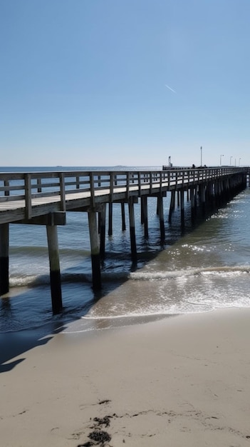 Un muelle en la playa con el mar de fondo