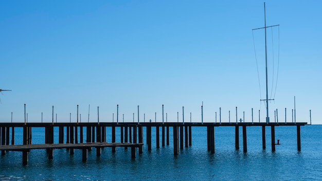 Un muelle en la playa y relajantes vistas al mar