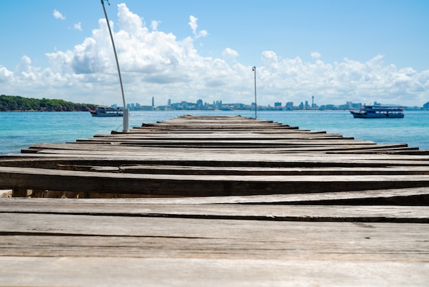 Muelle del puente de madera en el mar en Khao Lan, frente a la ciudad de Pattaya, Tailandia