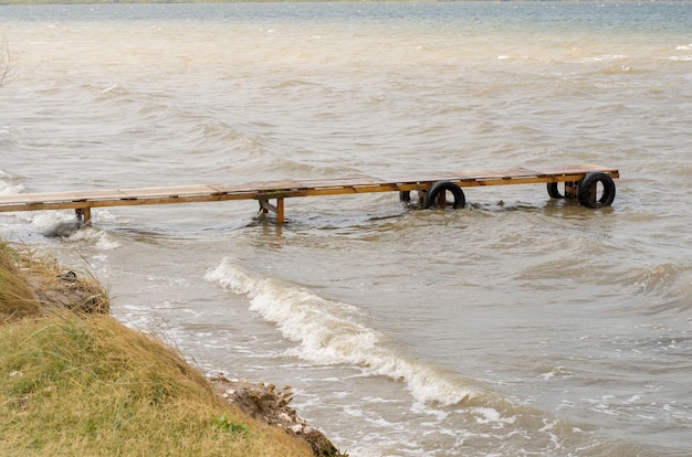 Muelle de puente de madera no aguas tranquilas