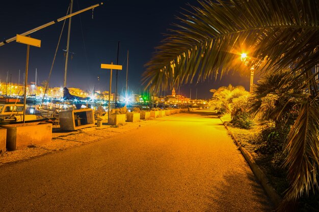 Muelle en el puerto de Alghero por la noche Italia