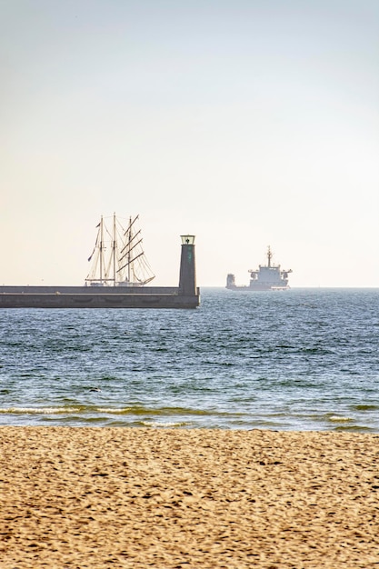 Muelle del puerto con faro