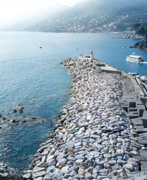 Foto el muelle del puerto turístico del pueblo marítimo de camogli, liguria, italia, que da a la bahía del paraíso.