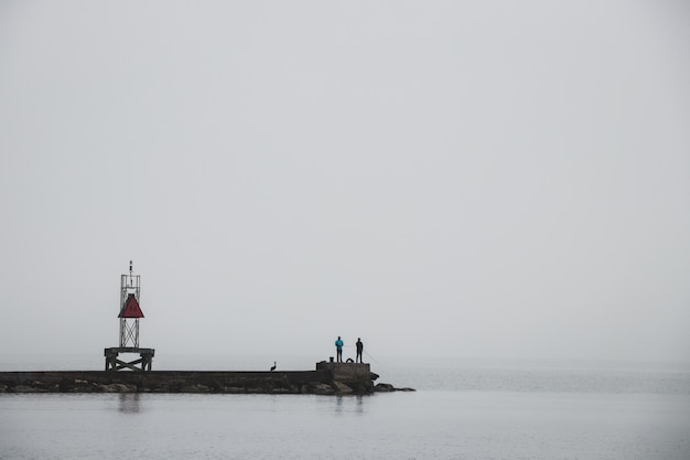 Un muelle que conduce a la niebla del océano